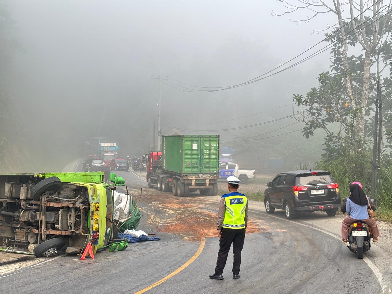 Dump Truk Hino Dutro Tergelincir di Tikungan Desa Talodo, Alami Kecelakaan Tunggal