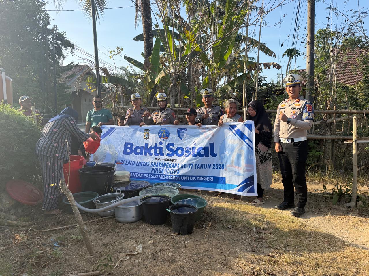 Sambut Hari Lalu Lintas Bhayangkara ke-71, Ditlantas Polda Sultra Distribusikan 6.000 Liter Air Bersih untuk Warga