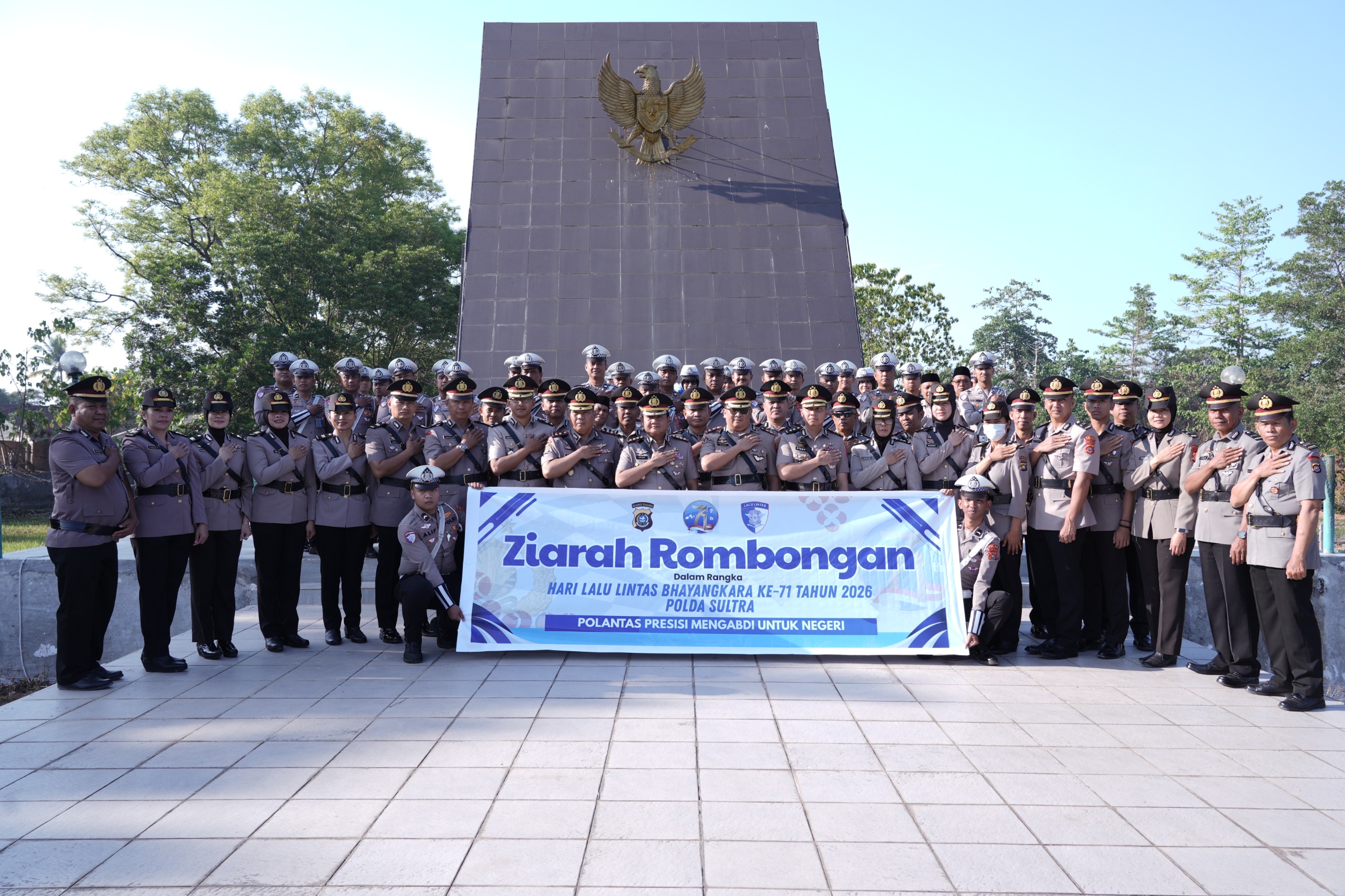 Hari Lalu Lintas Bhayangkara ke-71, Ditlantas Polda Sultra Ziarah ke TMP Watubangga