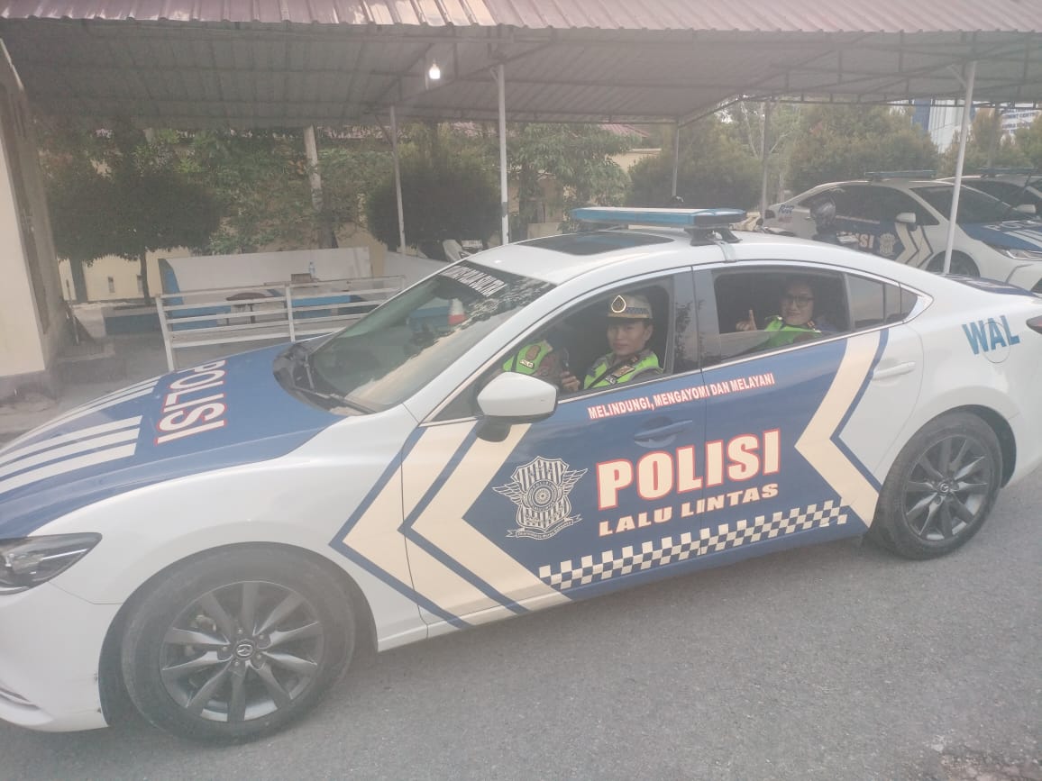 Polwan Ditlantas Polda Sultra Edukasi Pengendara Lewat "Polantas Menyapa", Ajak Masyarakat Tertib Berlalu Lintas