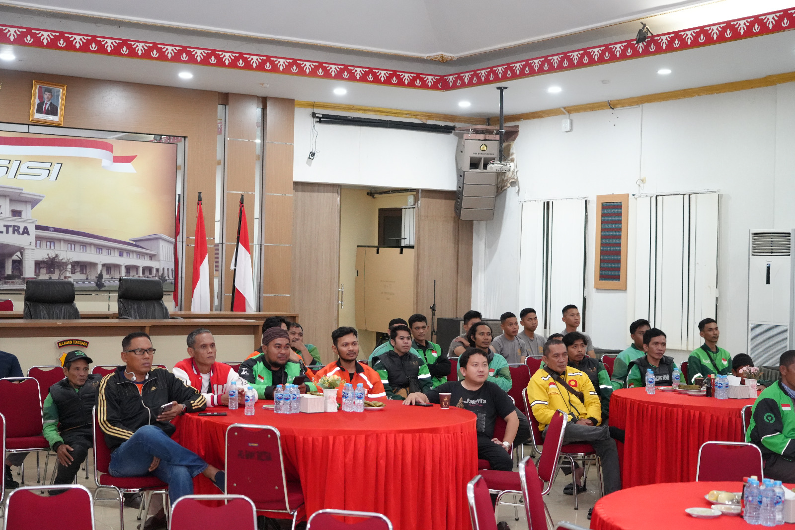 POLDA SULTRA GELAR NONTON BARENG PIALA DUNIA 2026 BERSAMA MASYARAKAT DAN KOMUNITAS OJOL