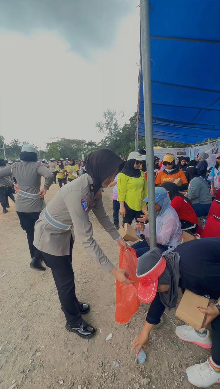 Polwan Ditlantas Polda Sultra Bagikan Snack dan Himbauan Damai pada Peringatan May Day di Kendari