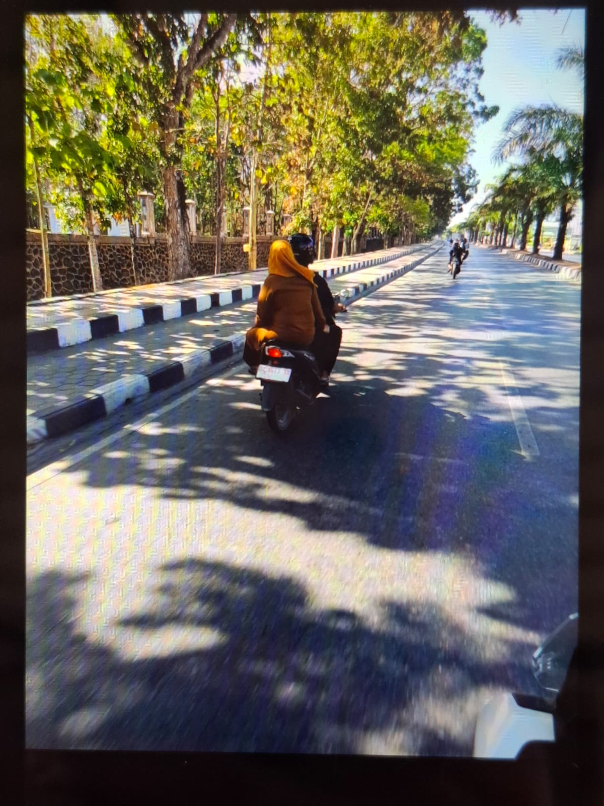 ETLE Handheld Ditlantas Polda Sultra Tindak Empat Pengendara Tak Gunakan Helm di Pertigaan Jalan Baru
