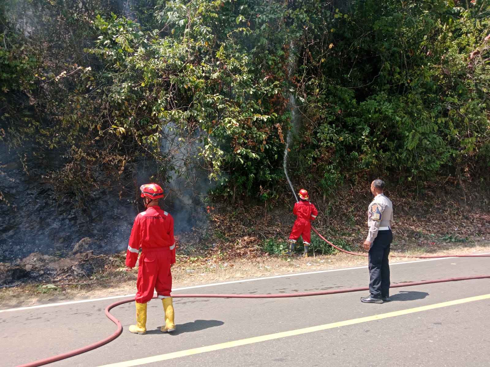 PJR Sabilambo Bergerak Cepat Tangani Kebakaran Hutan di Kolaka, Lalu Lintas Tetap Lancar