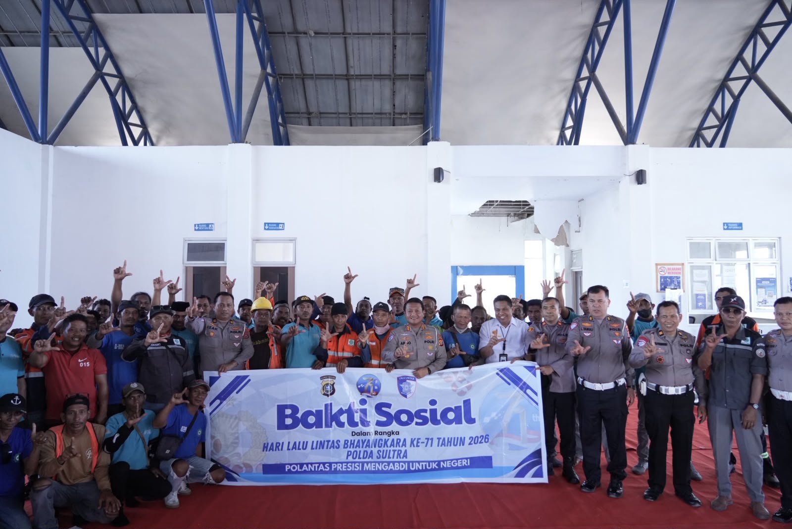Sambut HUT ke-71 Lalu Lintas Bhayangkara, Ditlantas Polda Sultra Sambangi Buruh Panggul di Bungkutoko