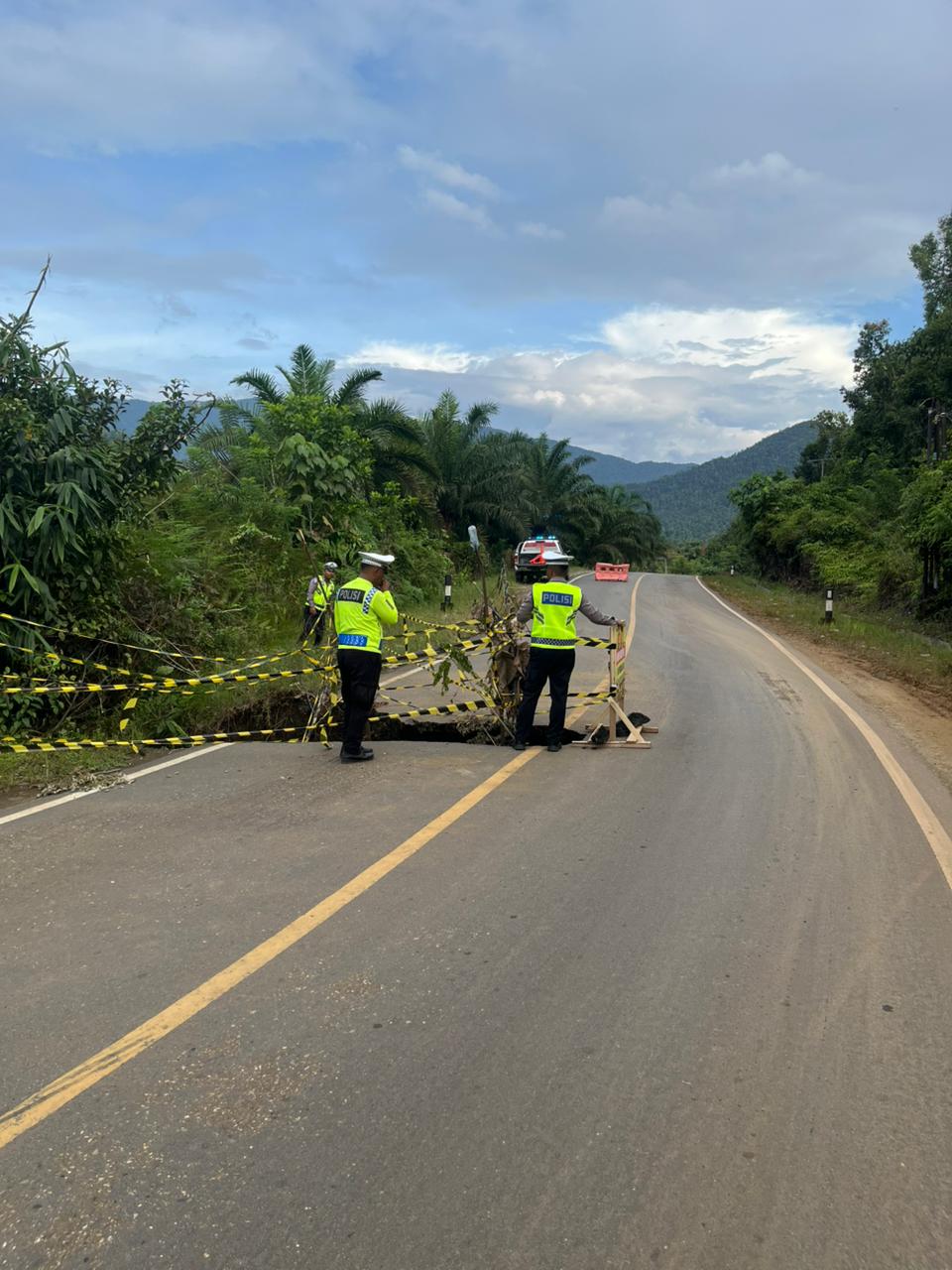 Sat Lantas Konawe Utara Tanggap Cepat Tangani Jalan Longsor di Trans Sulawesi. Himbau Pengendara Waspada.