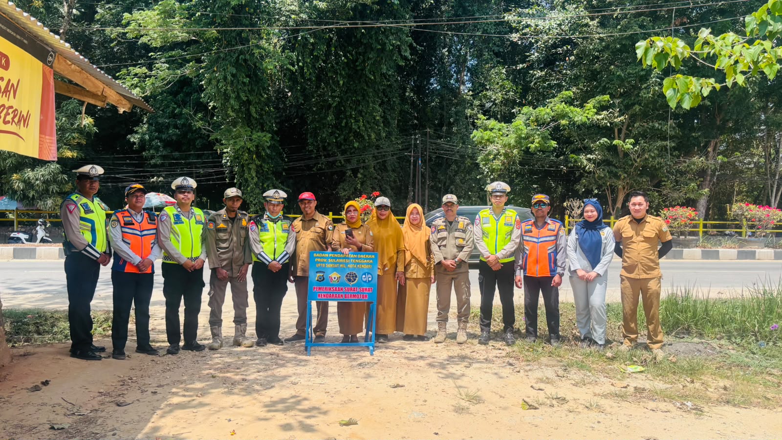 Ditlantas Polda Sultra dan Tim Gabungan Data Kepatuhan Pajak Kendaraan di 8 Titik Kendari