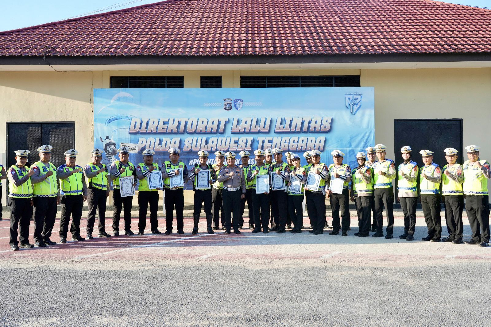 Dirlantas Polda Sultra Berikan Penghargaan kepada Personel Berprestasi, Tekankan Pelayanan Humanis dan Kesiapsiagaan Personel