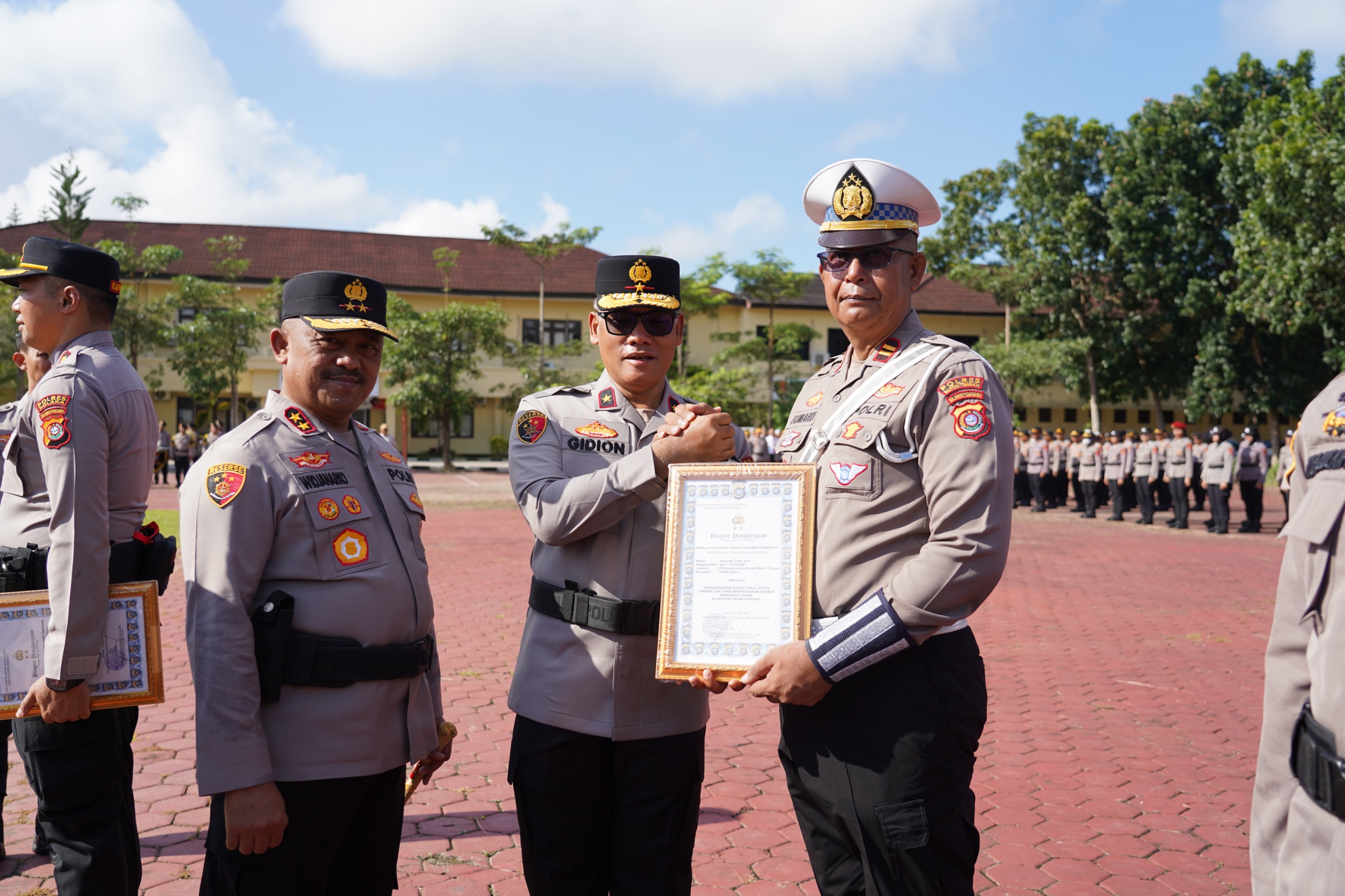 Ungkap Kasus Tabrak Lari Hingga Korban Meninggal Dunia, Satlantas Polres Buton Tengah Terima Penghargaan dari Kapolda Sultra