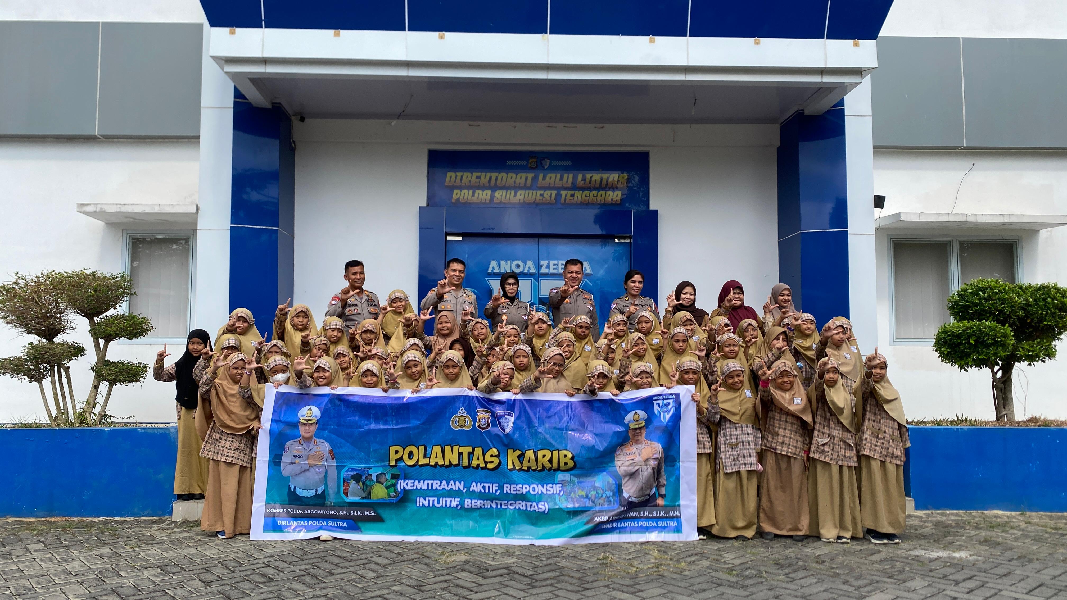 Polantas Karib Edukasi Siswa SD Syahid Al-Khalifah, Kenalkan Rambu dan Cara Aman Menyeberang Jalan